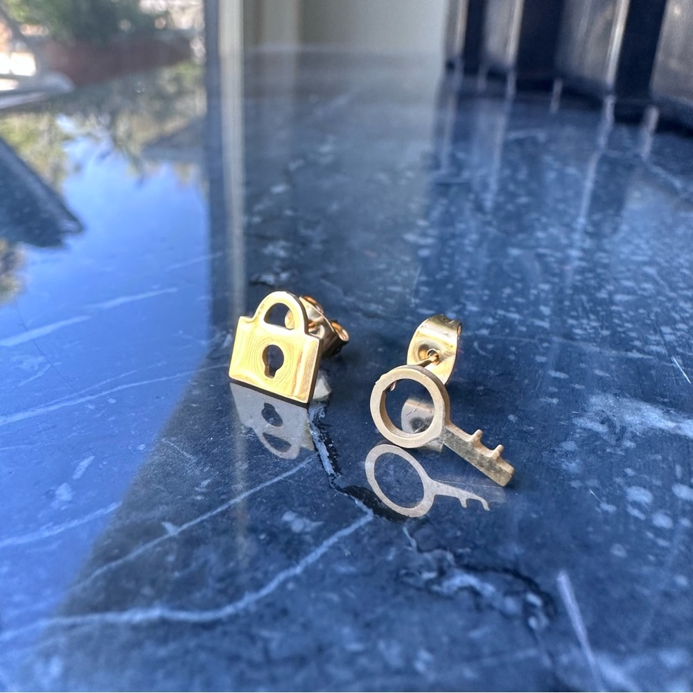 KEY LOCKER MINIMALIST ♡ GOLD Stainless Steel Stud Earrings - Picture 5 of 6